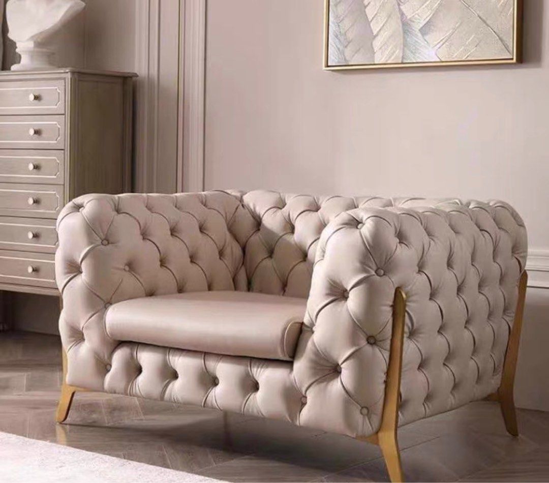 CAVELLION Luxurious Chesterfield Sofa
